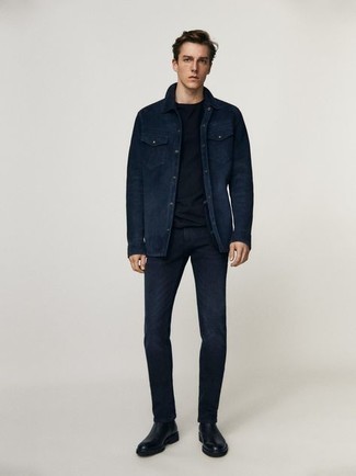 Wie schwarzes T-Shirt mit einem Rundhalsausschnitt mit schwarzer Chelsea Boots aus Leder zu kombinieren – 186 Herren Outfits