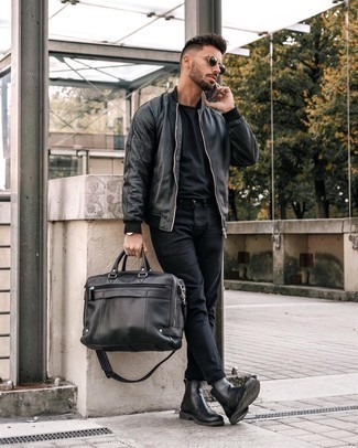 Wie schwarzes T-Shirt mit einem Rundhalsausschnitt mit schwarzer Chelsea Boots aus Leder zu kombinieren – 186 Herren Outfits