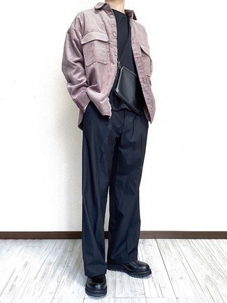 Wie schwarzes T-Shirt mit einem Rundhalsausschnitt mit schwarzer Chelsea Boots aus Leder zu kombinieren – 186 Herren Outfits