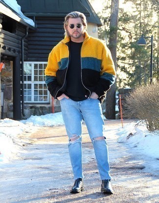 Wie schwarzes T-Shirt mit einem Rundhalsausschnitt mit schwarzer Chelsea Boots aus Leder zu kombinieren – 16 Frühling Herren Outfits