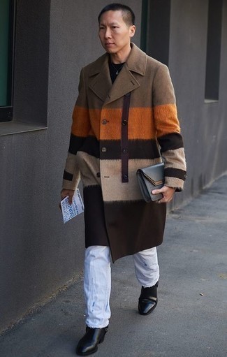 Wie schwarzes T-Shirt mit einem Rundhalsausschnitt mit schwarzer Chelsea Boots aus Leder zu kombinieren – 16 Frühling Herren Outfits
