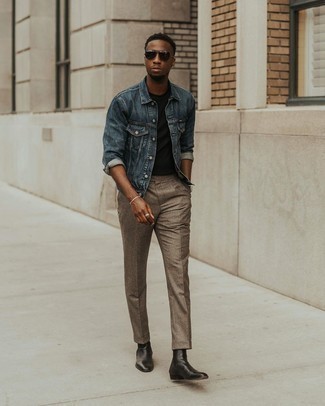 Wie schwarzes T-Shirt mit einem Rundhalsausschnitt mit schwarzer Chelsea Boots aus Leder zu kombinieren – 16 Frühling Herren Outfits