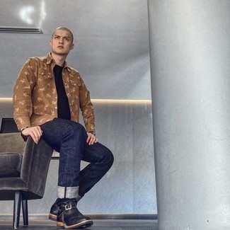 Wie schwarzes T-Shirt mit einem Rundhalsausschnitt mit schwarzer Chelsea Boots aus Leder zu kombinieren – 186 Herren Outfits