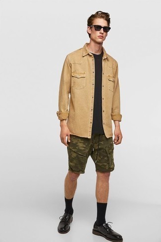 Welche Shorts mit schwarzen T-Shirts mit einem Rundhalsausschnitt zu tragen – 11 Smart-Casual Herren Outfits