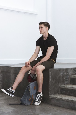 Welche Shorts mit schwarzen T-Shirts mit einem Rundhalsausschnitt zu tragen – 228 Herren Outfits