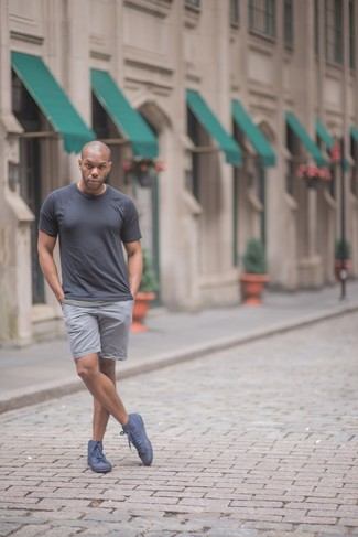 Welche Shorts mit schwarzen T-Shirts mit einem Rundhalsausschnitt zu tragen – 228 Herren Outfits