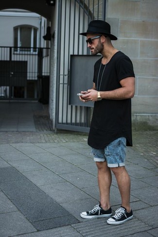 Welche Shorts mit schwarzen T-Shirts mit einem Rundhalsausschnitt zu tragen – 228 Herren Outfits