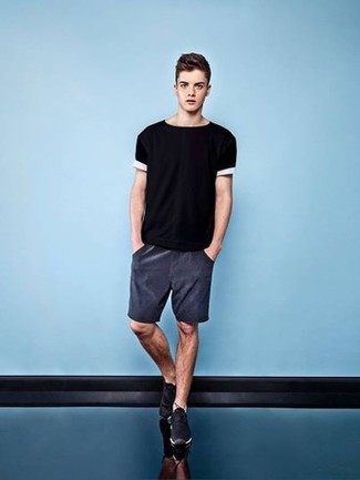 Welche Shorts mit schwarzen T-Shirts mit einem Rundhalsausschnitt zu tragen – 228 Herren Outfits