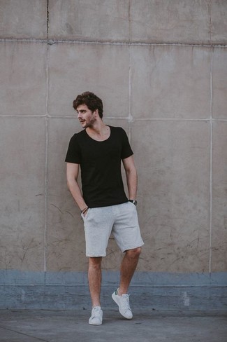 Welche Shorts mit schwarzen T-Shirts mit einem Rundhalsausschnitt zu tragen – 228 Herren Outfits