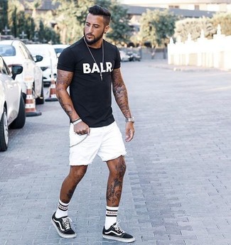 Welche Shorts mit schwarzen T-Shirts mit einem Rundhalsausschnitt zu tragen – 228 Herren Outfits