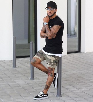 Welche Shorts mit schwarzen T-Shirts mit einem Rundhalsausschnitt zu tragen – 228 Herren Outfits