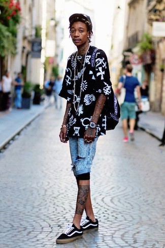 Welche Shorts mit schwarzen T-Shirts mit einem Rundhalsausschnitt zu tragen – 228 Herren Outfits