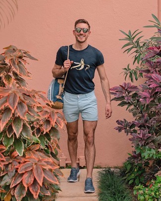 Welche Shorts mit schwarzen T-Shirts mit einem Rundhalsausschnitt zu tragen – 228 Herren Outfits