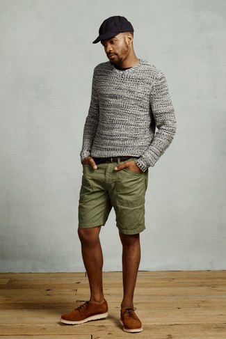 Welche Shorts mit schwarzen T-Shirts mit einem Rundhalsausschnitt zu tragen – 11 Smart-Casual Herren Outfits