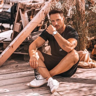 Welche Shorts mit schwarzen T-Shirts mit einem Rundhalsausschnitt zu tragen – 228 Herren Outfits