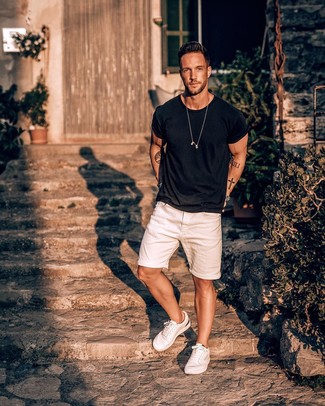 Welche Shorts mit schwarzen T-Shirts mit einem Rundhalsausschnitt zu tragen – 228 Herren Outfits