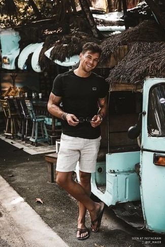 30 Jährige: Welche Shorts mit schwarzen T-Shirts mit einem Rundhalsausschnitt zu tragen – 105 Herren Outfits