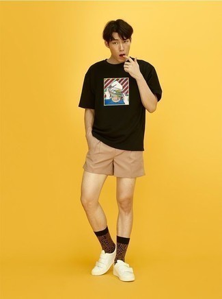 Welche Shorts mit schwarzen T-Shirts mit einem Rundhalsausschnitt zu tragen – 228 Herren Outfits