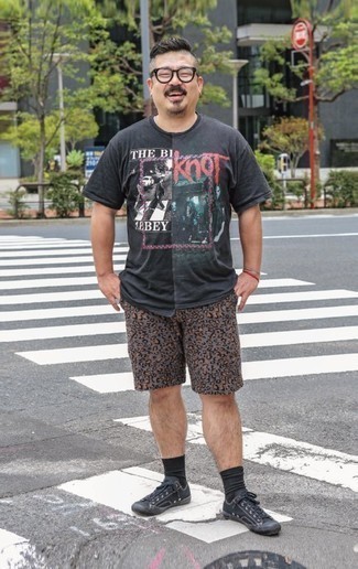 Welche Shorts mit schwarzen T-Shirts mit einem Rundhalsausschnitt zu tragen – 228 Herren Outfits