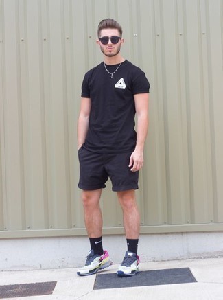 Welche Shorts mit schwarzen T-Shirts mit einem Rundhalsausschnitt zu tragen – 228 Herren Outfits