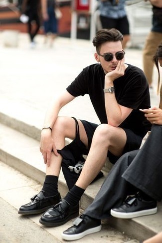 Welche Shorts mit schwarzen T-Shirts mit einem Rundhalsausschnitt zu tragen – 11 Smart-Casual Herren Outfits