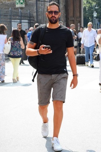 30 Jährige: Welche Shorts mit schwarzen T-Shirts mit einem Rundhalsausschnitt zu tragen – 105 Herren Outfits