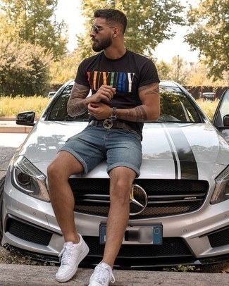 Welche Shorts mit schwarzen T-Shirts mit einem Rundhalsausschnitt zu tragen – 228 Herren Outfits