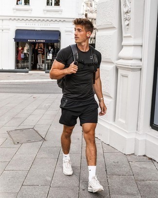 Welche Shorts mit schwarzen T-Shirts mit einem Rundhalsausschnitt zu tragen – 228 Herren Outfits