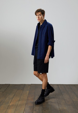 Welche Shorts mit schwarzen T-Shirts mit einem Rundhalsausschnitt zu tragen – 11 Smart-Casual Herren Outfits