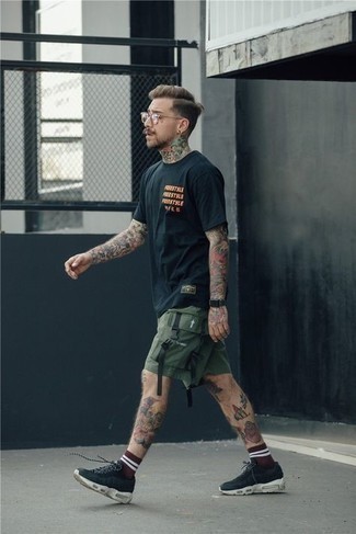 Welche Shorts mit schwarzen T-Shirts mit einem Rundhalsausschnitt zu tragen – 228 Herren Outfits