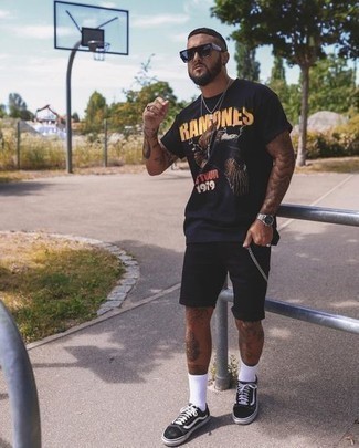 Welche Shorts mit schwarzen T-Shirts mit einem Rundhalsausschnitt zu tragen – 228 Herren Outfits