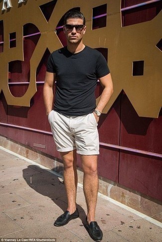 Welche Shorts mit schwarzen T-Shirts mit einem Rundhalsausschnitt zu tragen – 11 Smart-Casual Herren Outfits