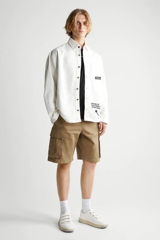 Welche Shorts mit schwarzen T-Shirts mit einem Rundhalsausschnitt zu tragen – 228 Herren Outfits