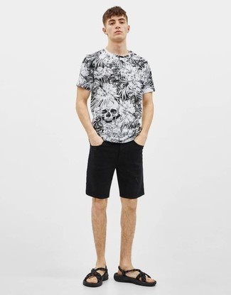 Welche Shorts mit schwarzen T-Shirts mit einem Rundhalsausschnitt zu tragen – 228 Herren Outfits