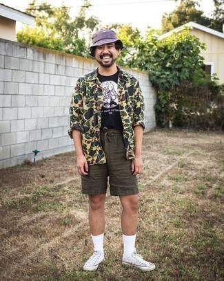 Welche Shorts mit schwarzen T-Shirts mit einem Rundhalsausschnitt zu tragen – 228 Herren Outfits