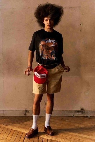 Welche Shorts mit schwarzen T-Shirts mit einem Rundhalsausschnitt zu tragen – 11 Smart-Casual Herren Outfits