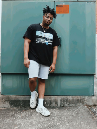 Welche Shorts mit schwarzen T-Shirts mit einem Rundhalsausschnitt zu tragen – 228 Herren Outfits