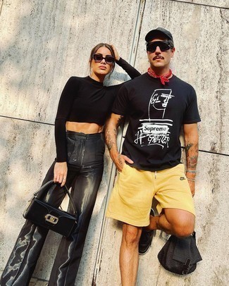 Welche Shorts mit schwarzen T-Shirts mit einem Rundhalsausschnitt zu tragen – 228 Herren Outfits