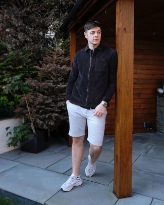 30 Jährige: Welche Shorts mit schwarzen T-Shirts mit einem Rundhalsausschnitt zu tragen – 1 Frühling Herren Outfits