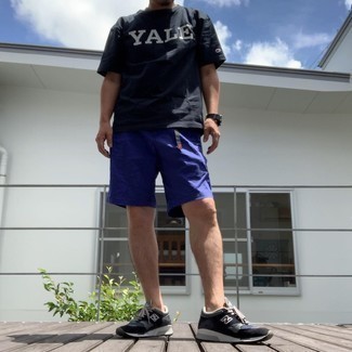 Welche Shorts mit schwarzen T-Shirts mit einem Rundhalsausschnitt zu tragen – 228 Herren Outfits