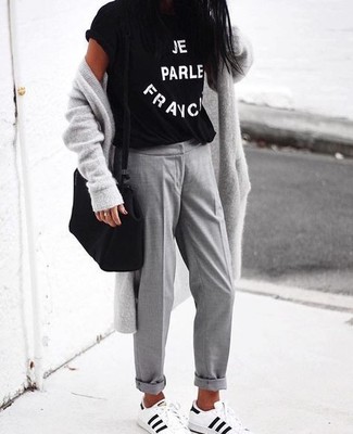 Wie schwarzes T-Shirt mit einem Rundhalsausschnitt mit weißer Leder niedriger Sneakers zu kombinieren – 14 Damen Outfits