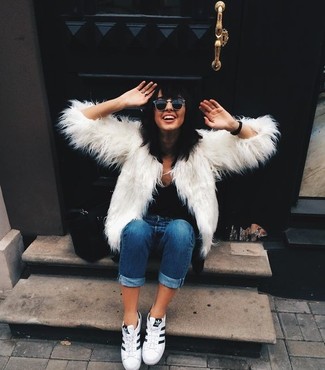 Wie schwarzes T-Shirt mit einem Rundhalsausschnitt mit weißer Leder niedriger Sneakers zu kombinieren – 14 Damen Outfits