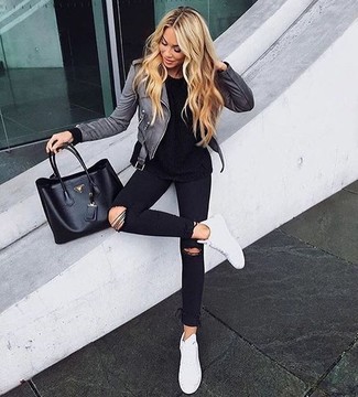 Wie schwarzes T-Shirt mit einem Rundhalsausschnitt mit weißer Leder niedriger Sneakers zu kombinieren – 14 Damen Outfits