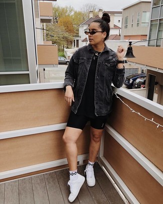 Wie schwarzes T-Shirt mit einem Rundhalsausschnitt mit weißer Leder niedriger Sneakers zu kombinieren – 14 Damen Outfits