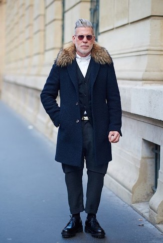 Welche Mäntel mit einem Pelzkragen mit schwarzer Derby Schuhe zu tragen – 7 Herren Outfits
