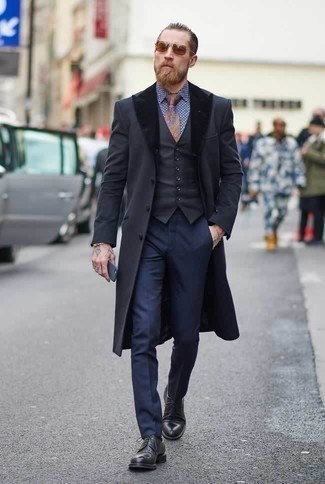 Welche Mäntel mit einem Pelzkragen mit schwarzer Derby Schuhe zu tragen – 7 Herren Outfits