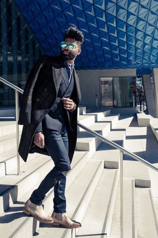 Wie schwarzes Zweireiher-Sakko mit dunkelblauer enger Jeans zu kombinieren – 5 Herren Outfits