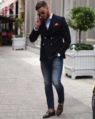 Wie schwarzes Zweireiher-Sakko mit dunkelblauer enger Jeans zu kombinieren – 5 Herren Outfits