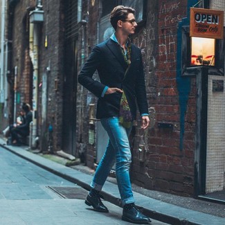 Wie schwarzes Zweireiher-Sakko mit dunkelblauer enger Jeans zu kombinieren – 5 Herren Outfits