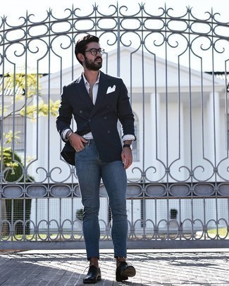 Wie schwarzes Zweireiher-Sakko mit dunkelblauer enger Jeans zu kombinieren – 5 Herren Outfits